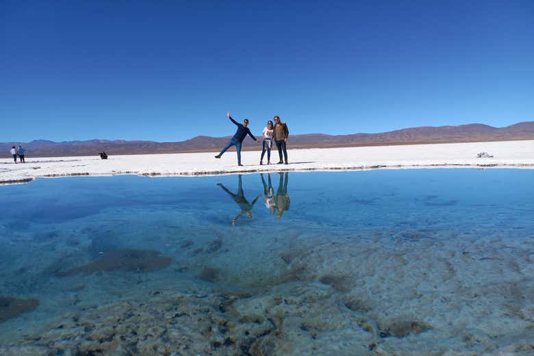 Contemplando el reflejo del agua en las Salinas Grandes