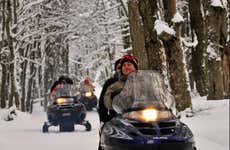 Aventura nocturna en moto de nieve, trineo y raquetas en valle de Tierra Mayor