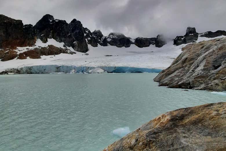 El paisaje de la laguna y el glaciar
