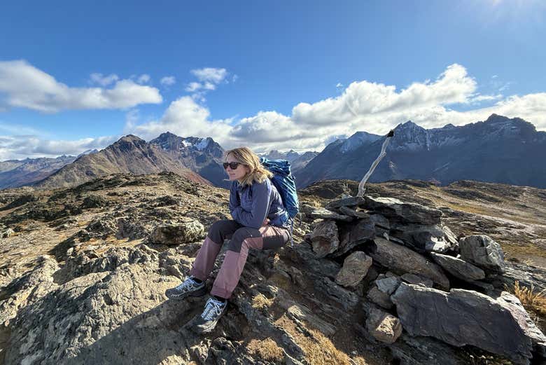 Contemplando el entorno en el trekking por el Cerro Cortez