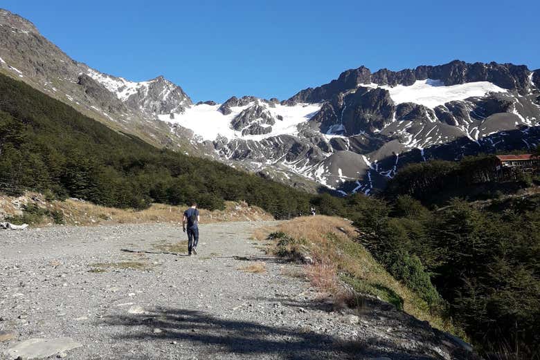 Caminando en dirección a la cima del glaciar