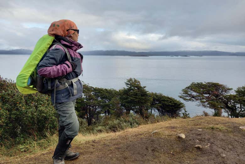 Contemplando o Canal Beagle desde a trilha Playa Larga