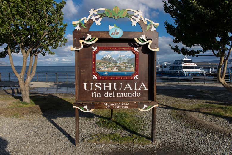 Cartello della Fine del Mondo accanto alla baia di Ushuaia