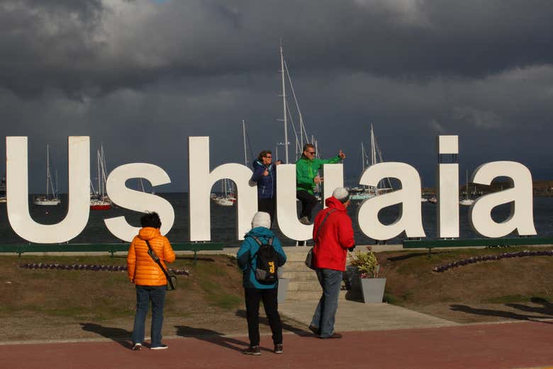 Nos fotografiaremos junto al cartel de Ushuaia