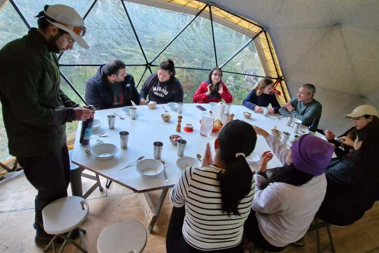 Disfrutando de una comida con guiso y vino tinto en el refugio