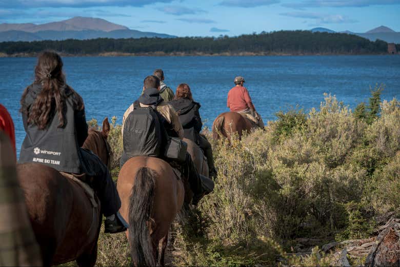 Durante el paseo a caballo por el lago Escondido