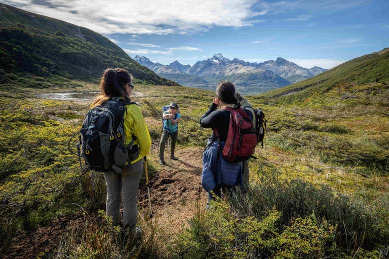 Le sentier de trek entre les montagnes de la Terre de Feu