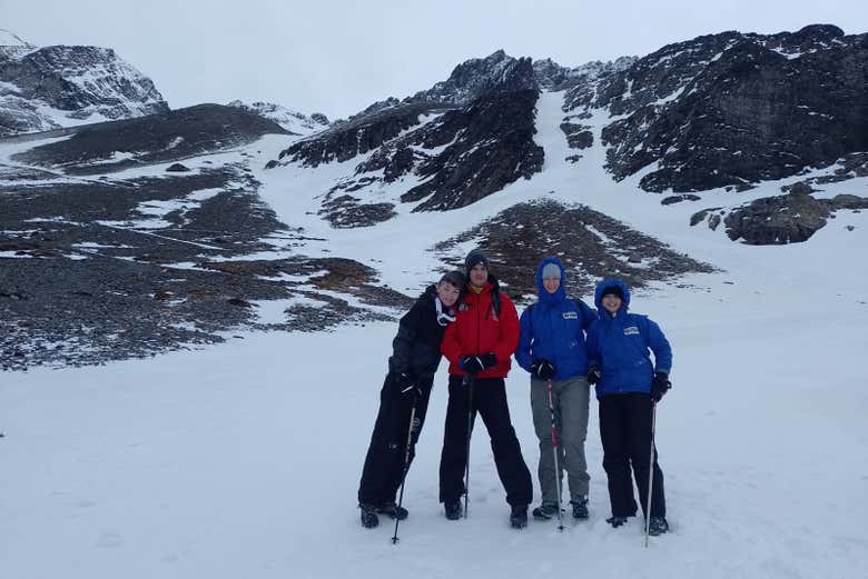 Cuatro amigos disfrutando de la ruta por el glaciar