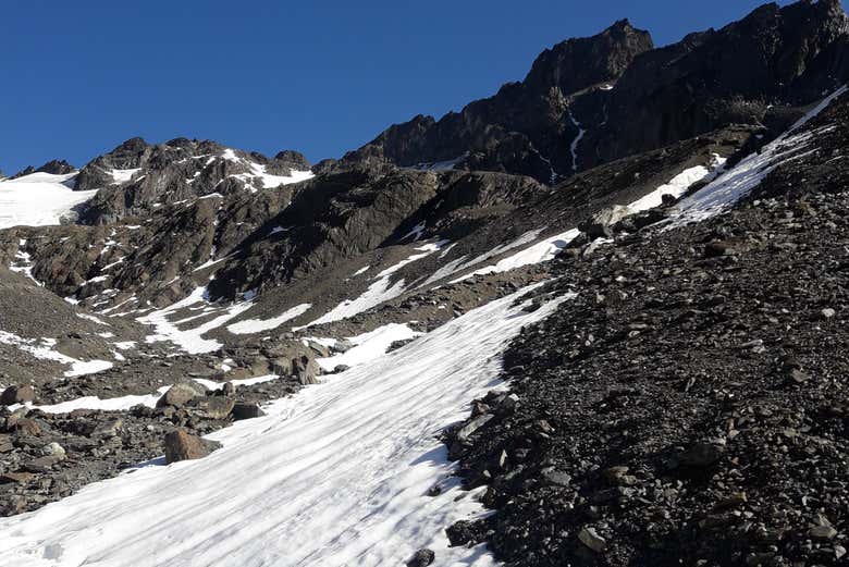 O glaciar Martial em um dia ensolarado