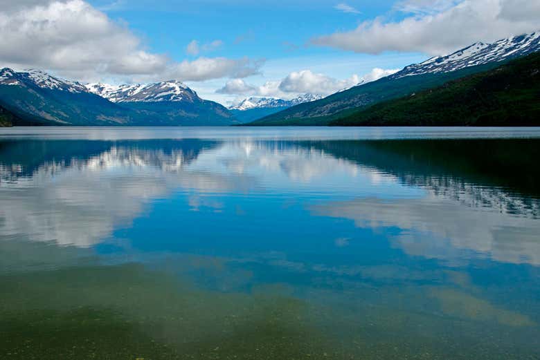 Le lac de roche sur la Terre de Feu