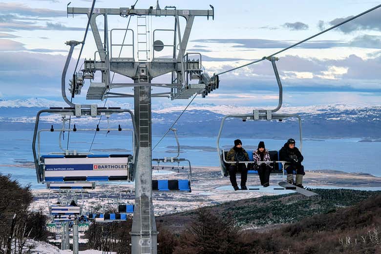 Disfrutando del telesilla del glaciar Martial de Ushuaia