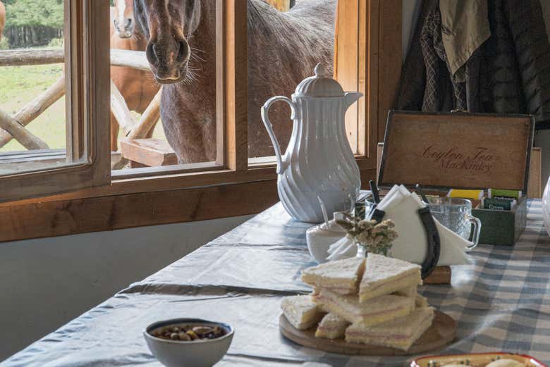 La merienda en el refugio del lago Escondido