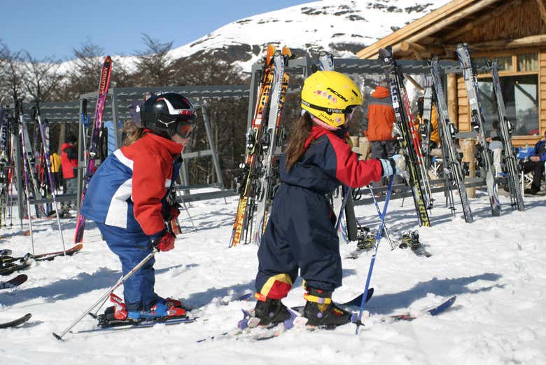 Crianças esquiando no Cerro Castor