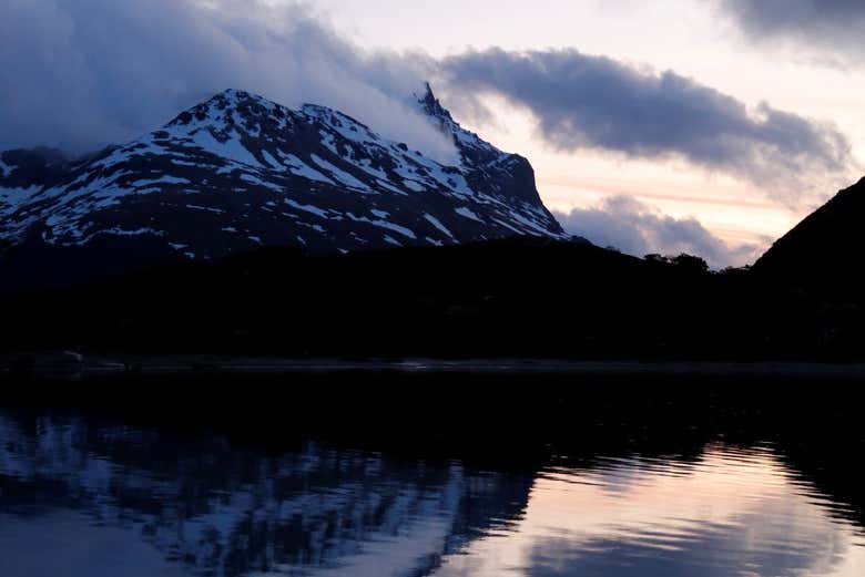A luz tênue do entardecer sobre a lagoa