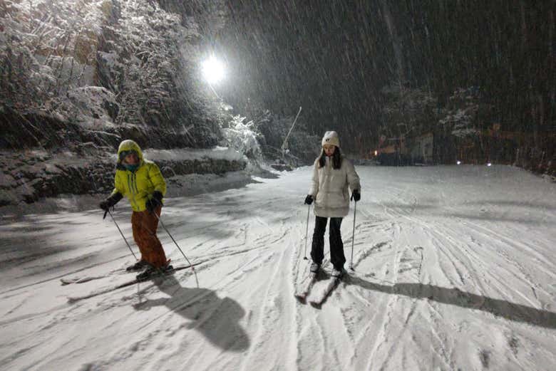 Fazendo uma trilha no glaciar Martial