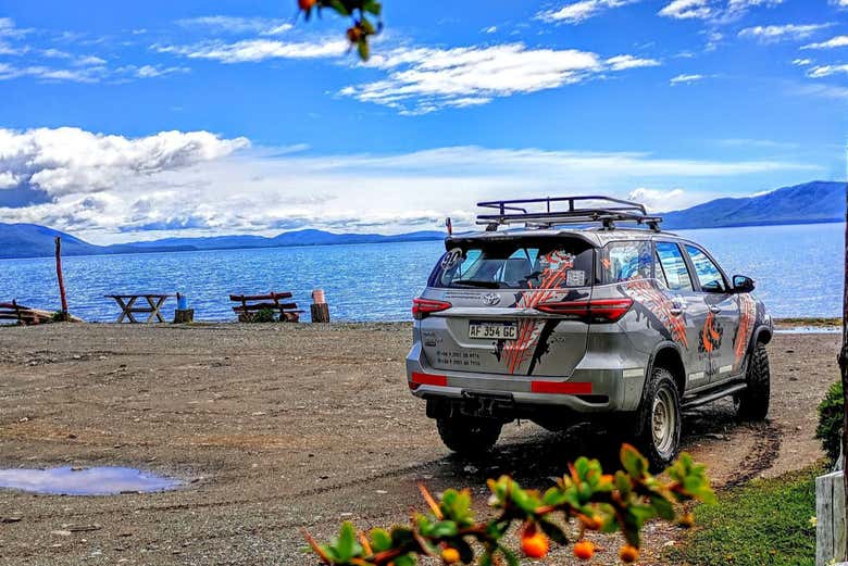 En la orilla del lago Escondido