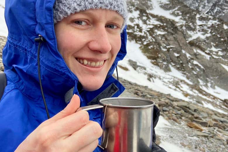 Tomando una infusión para entrar en calor