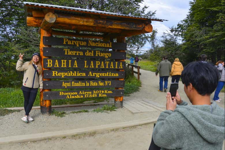 En el cartel de bahía Lapataia