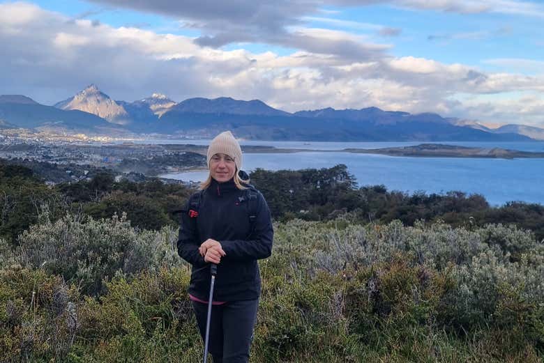 Uma mulher realizando a trilha por Monte Susana