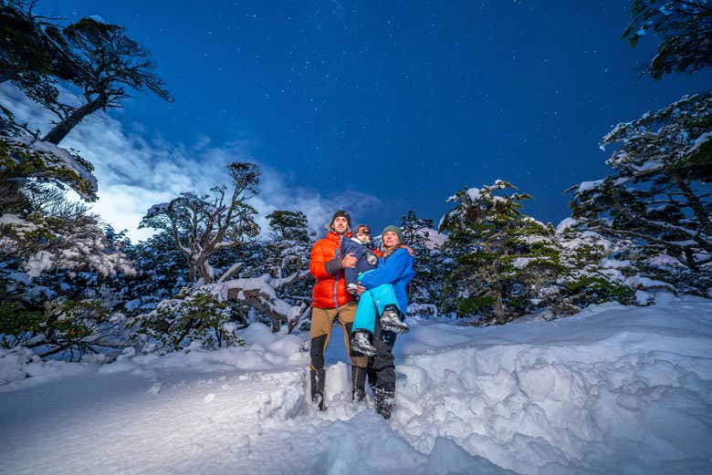 Desfrutando da trilha noturna no glaciar Martial