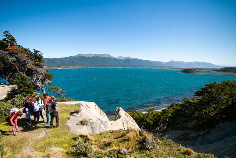 Vistas del canal Beagle y las montañas desde isla Gable