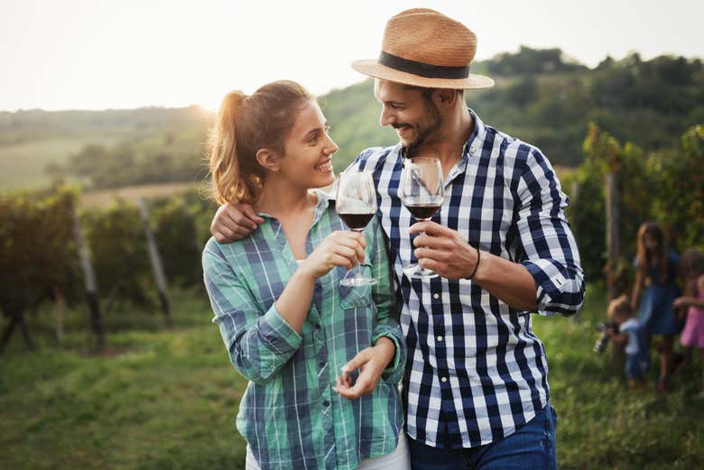Brindando en los viñedos de Corrales Vier