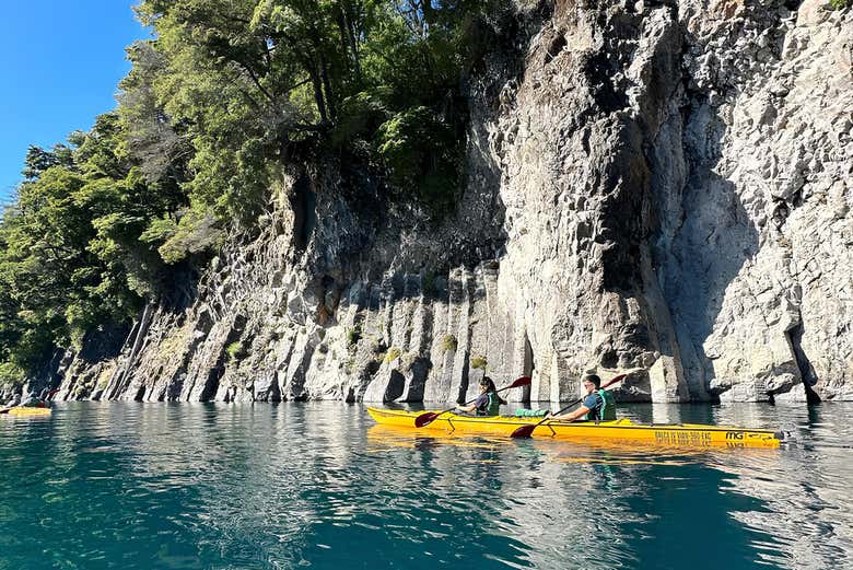 Cerca de los paredones de roca de Nahuel Huapi