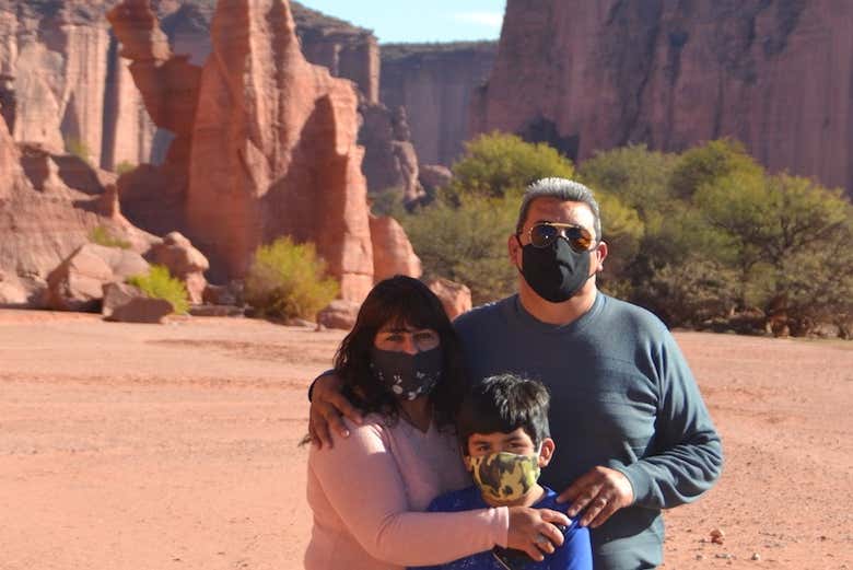Família posando no Cânion de Talampaya