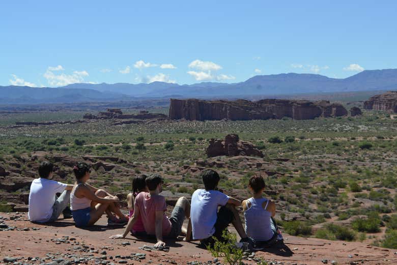 Grupo admirando as vastas paisagens de Talampaya