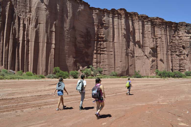 Caminhando sob as grandes falésias de Talampaya
