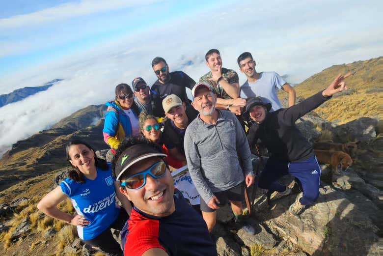 El grupo feliz en la cima de Ñuñorco Grande