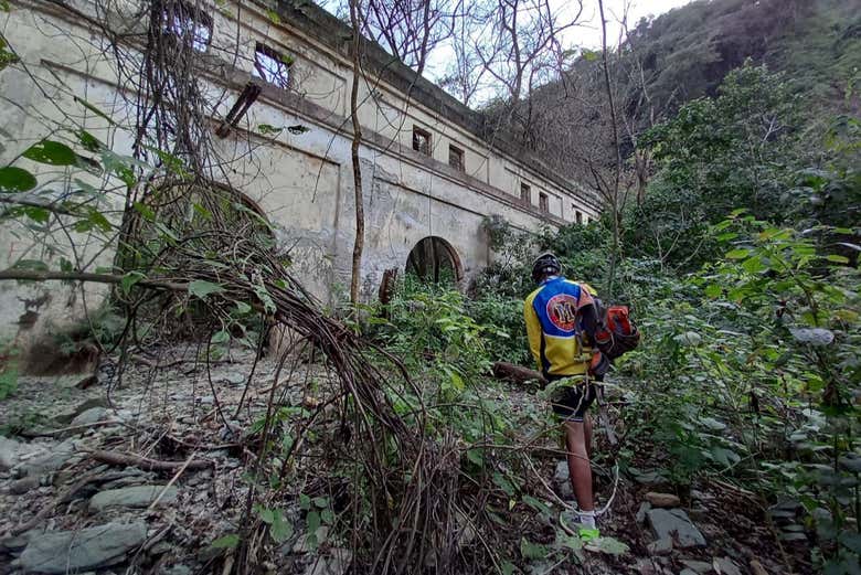 Explorando las ruinas de la vieja Usina de Lules