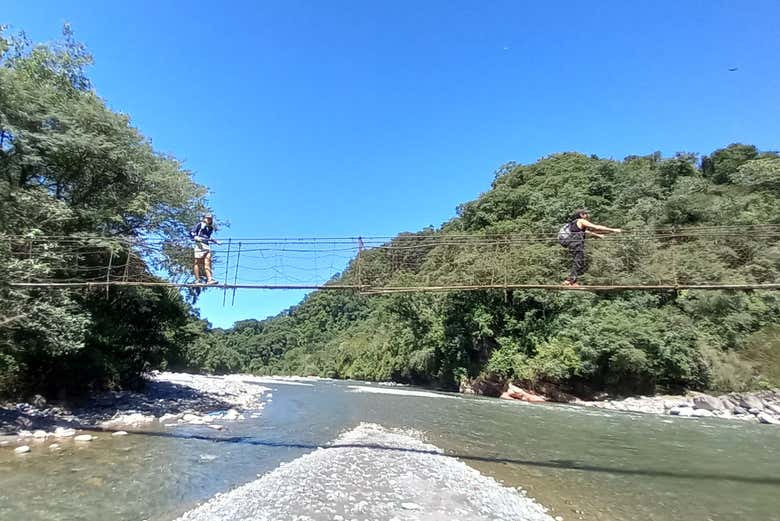 Atravesando un puente en la ruta de trekking