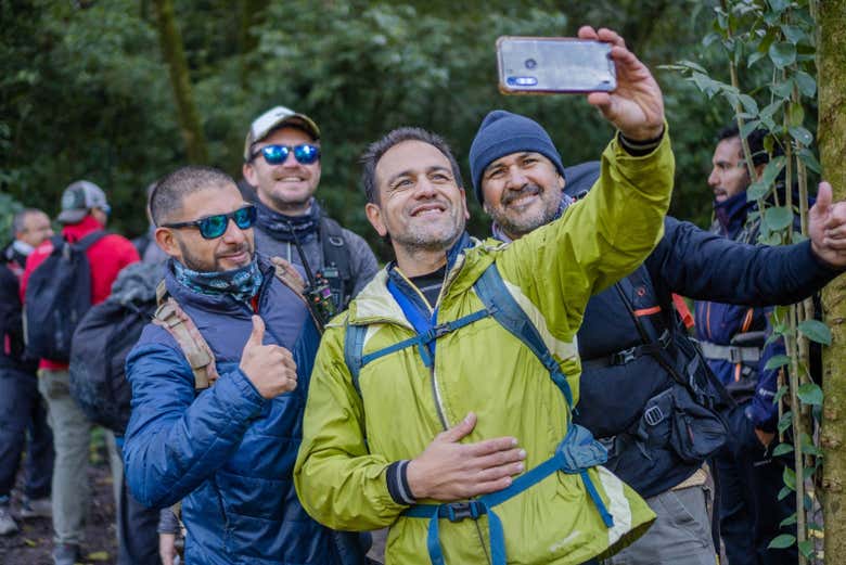 Un grupo de amigos tomando una selfie