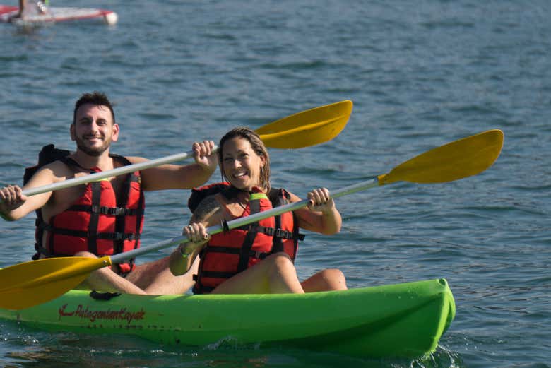 Navegando en kayak por el embalse