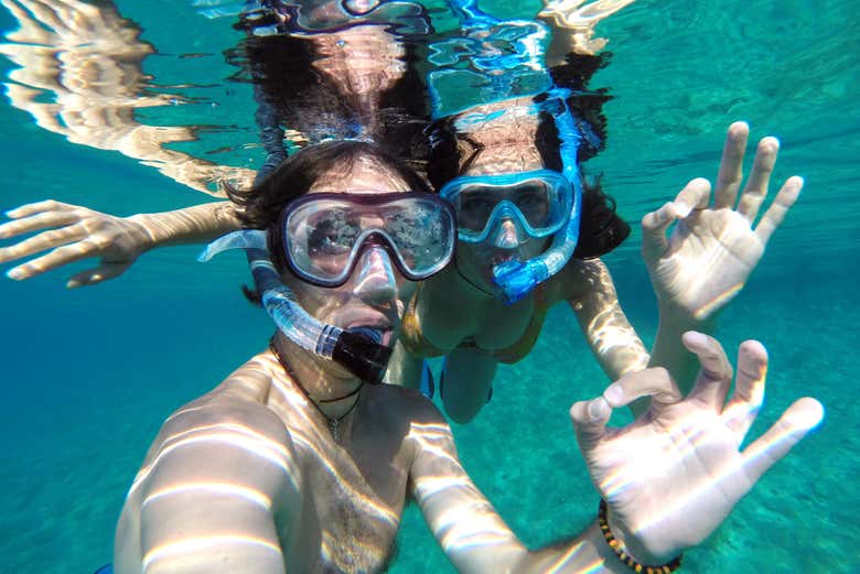Praticando snorkel na represa