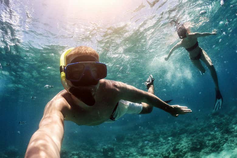 Desfrutando da atividade de snorkel