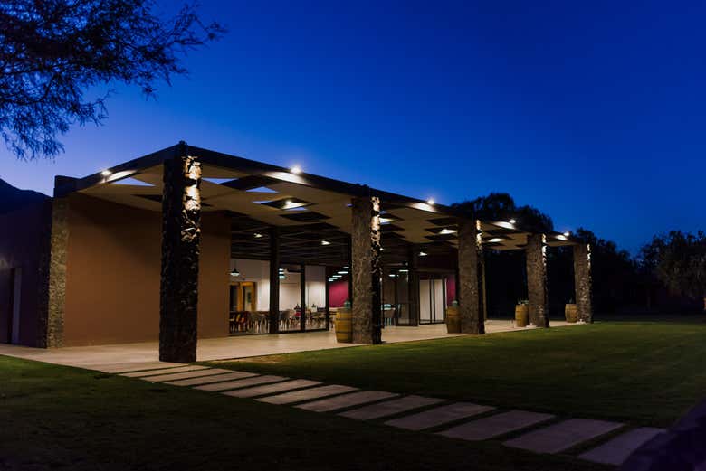 Cae la tarde sobre la bodega Finca Sierras Azules