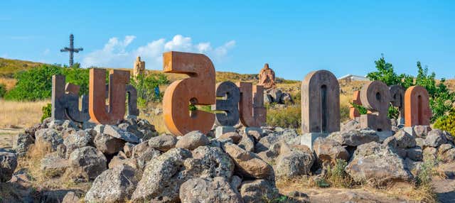 Excursión privada al Monumento del Alfabeto Armenio y los monasterios de Saghmosavank y Hovhannavank