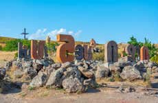 Excursión privada al Monumento del Alfabeto Armenio y los monasterios de Saghmosavank y Hovhannavank