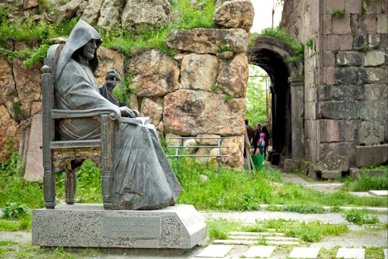 Monumento al pensador armenio Mkhitar Gosh