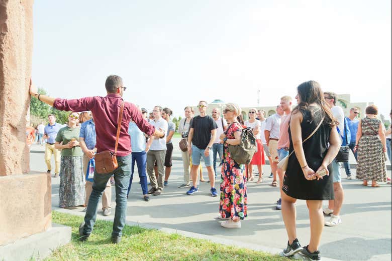 Ouvindo atentamente o guia