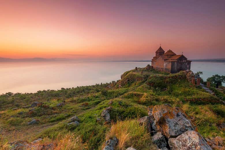 Monasterio de Hayravank al atardecer