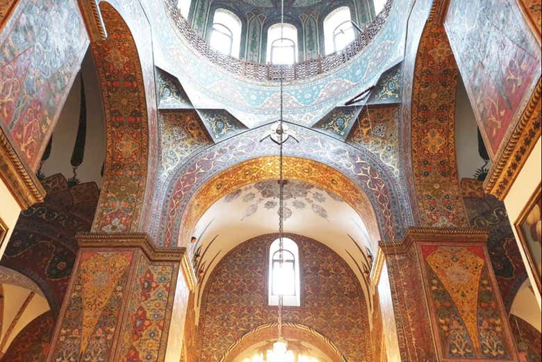 Explorando o interior da catedral de Echmiadzin
