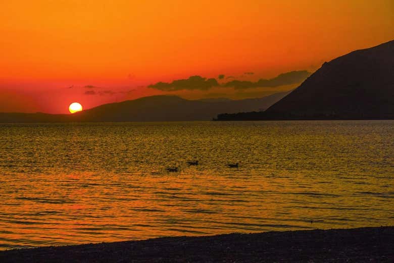 Puesta de sol sobre el lago Seván 