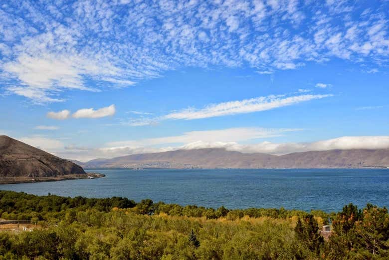 Vistas panorámicas del lago Seván