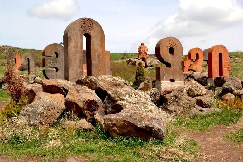 El parque cuenta con 39 esculturas de piedra