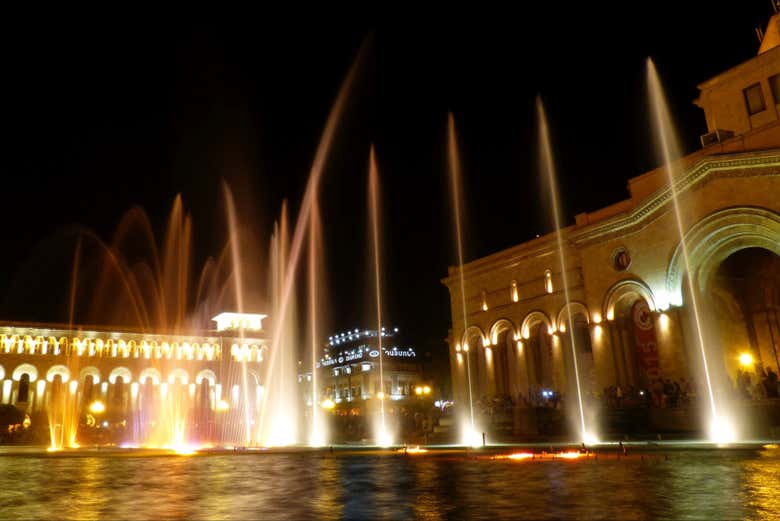 La Plaza de la República iluminada