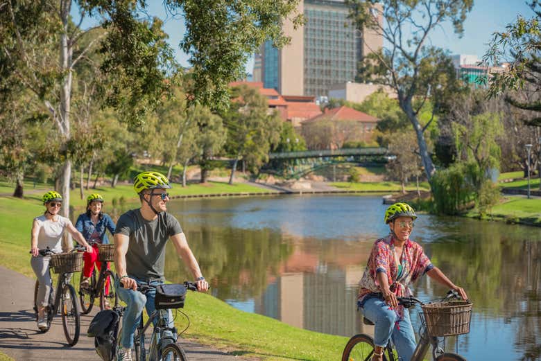 Turistas desfrutando de uma manhã ensolarada em Adelaide
