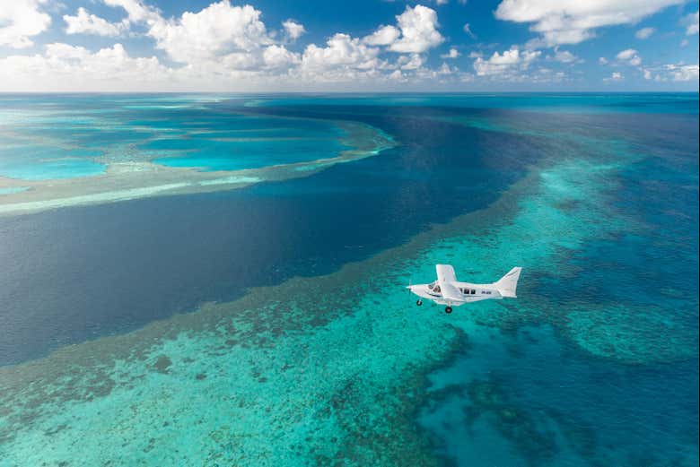 L'avion survolant les eaux turquoise des Whitsundays